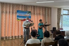 軽費老人ホーム ケアハウス ゆうあい｜2026.07.03 7月２日　　ウクレレ演奏会で楽しいひと時を過ご…